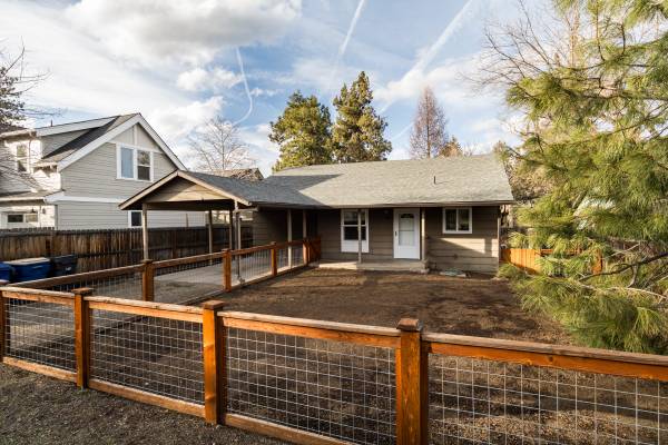 Bend Heart Of The Old Mill District Bed - Room for Rent