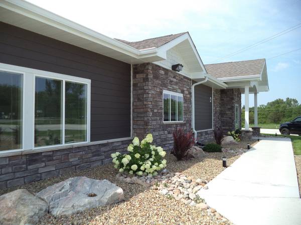 Bismarck Upgraded Finishes And - Room for Rent