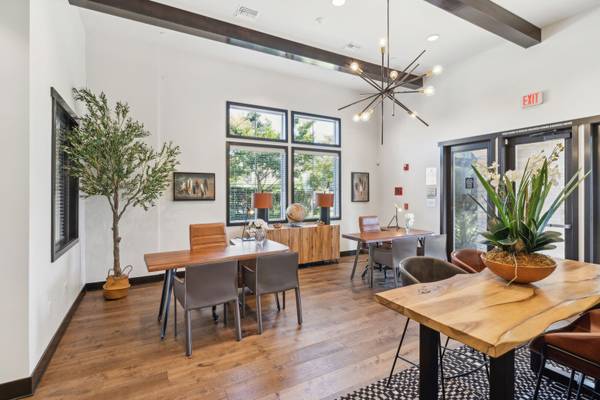 Santa Barbara Bed Bath Wood Grain - Room for Rent