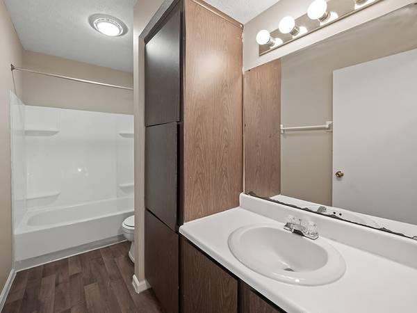 Newark Bedroom Beauty Available Today - Room for Rent