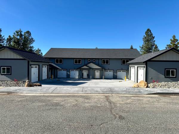 Mount Shasta Luxury Townhouse Rental - Room for Rent