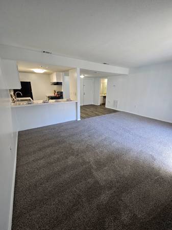 Dont Pass Up This Deal No Deposit To - Room for Rent