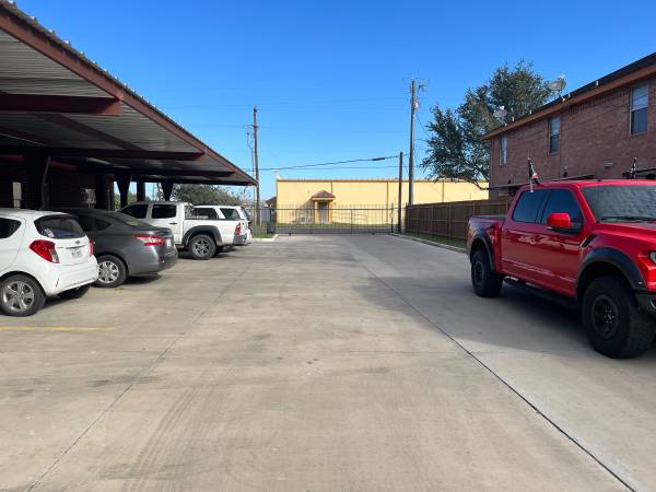 Edinburg New Luxury Townhouse Style - Room for Rent