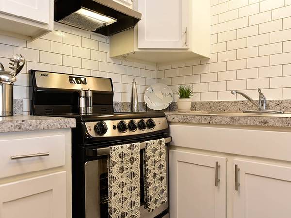 Louisville 2bd 15ba Oversized Windows - Room for Rent