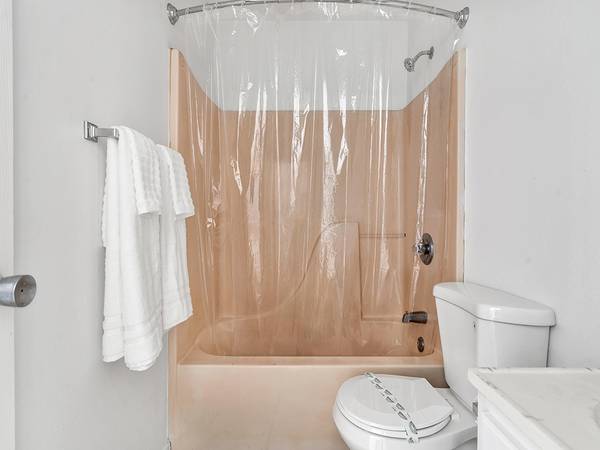 Cleveland Onsite Laundry Free Parking - Room for Rent