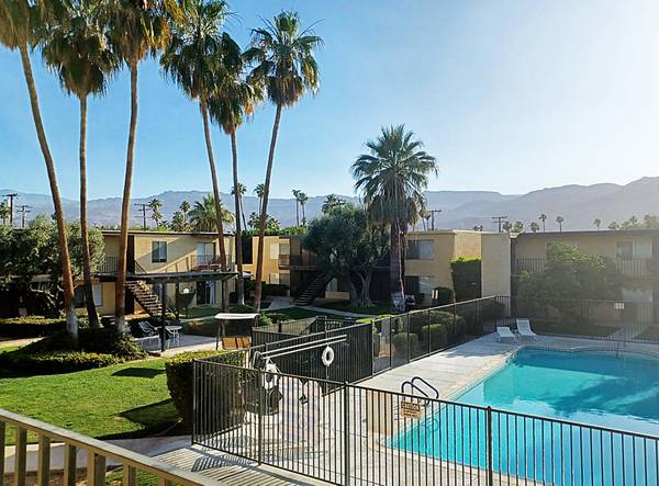 Palm Desert Looking To Move Come See - Room for Rent