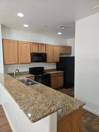 Sierra Vista Open Till 5pm - Room for Rent