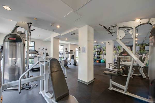 Woodland Hills Bd 25 Ba Ev Charging - Room for Rent