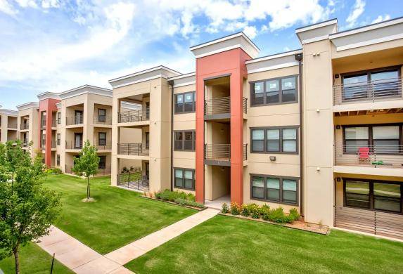 Edmond Wood Style Plank Floors Fire Pit - Room for Rent