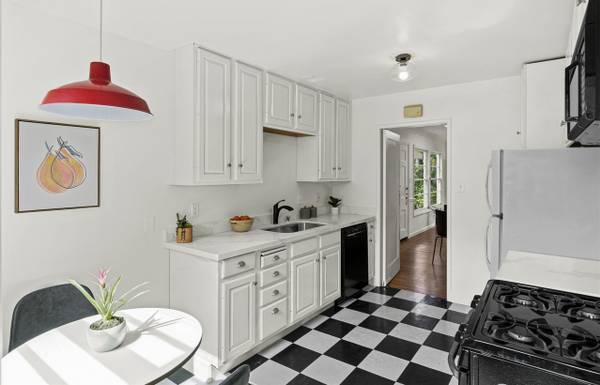 condo one bedroom level in end unit hidden far back - rooms &amp; shares - apartment room roommate s