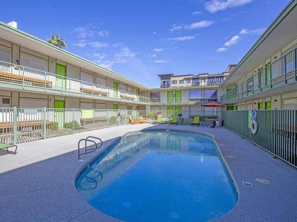 Phoenix Minutes From The Light Rail Bus - Room for Rent