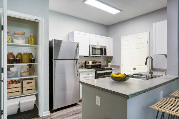 Sacramento Must See Br Gem Garden Tub - Room for Rent