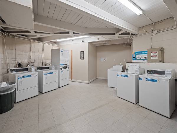 Columbus Bed Black Appliances Carpeting - Room for Rent