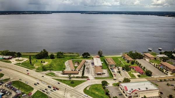 Sebring Bed Bath With Lakefront Wrap - Room for Rent