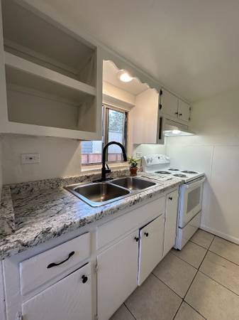 Anderson Charming Bedroom In The Heart - Room for Rent