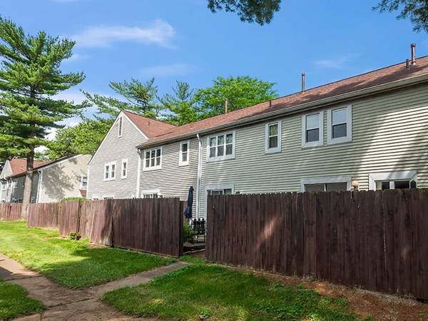 Newark Townhome Living Bedrooms Ready - Room for Rent