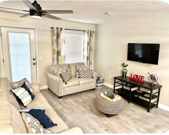 Enterprise Spacious 3br Next To Ft - Room for Rent