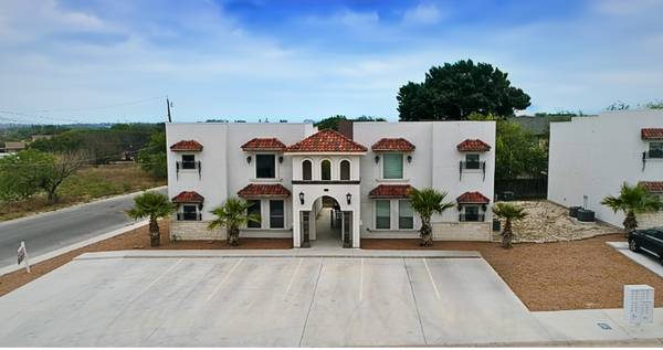 Del Rio New Modern Bed Bath Unit In Del - Room for Rent