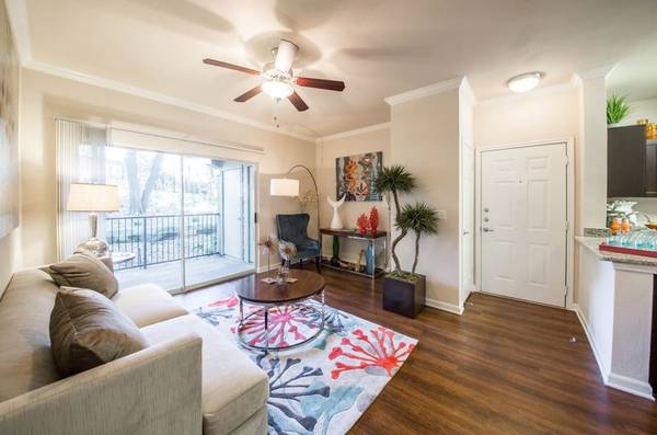 Easy on credit? / Pool and gym - Walk-in closet - Gated access