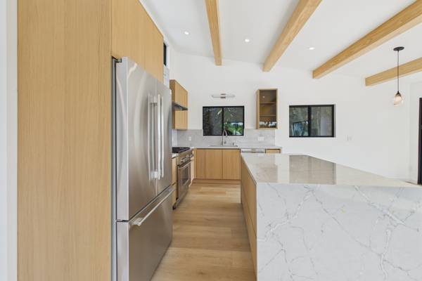 Summerland Newly Renovated Bedroom 25 - Room for Rent