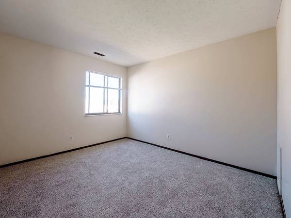Parkersburg Bedroom Sport Court Well - Room for Rent