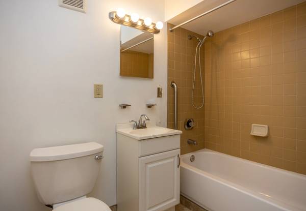 Mechanicville Gazebo Parking On Site - Room for Rent